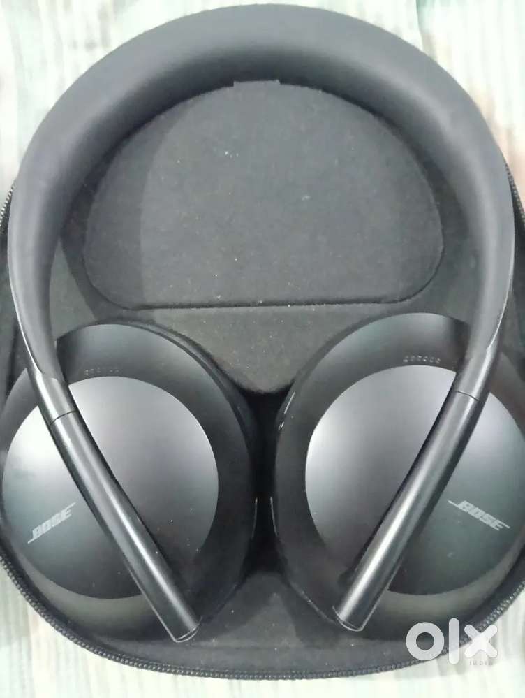 Bose noise cancellation 700 Bluetooth  wireless over ear headphones