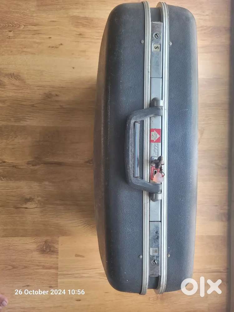 VIP suitcase for sale in excellent condition, used only twice