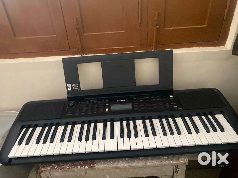 Yamaha PSR E-383 Keyboard (Piano)
