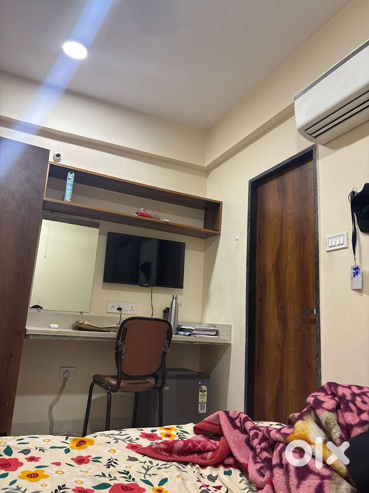 A girl for roommate no rent requred for girl