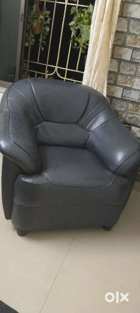 Single Sofa for Sale – Excellent Condition!