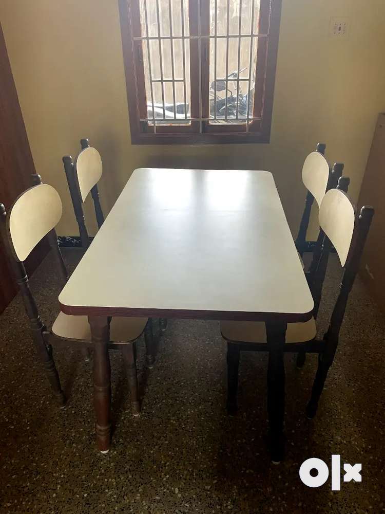 4 seater Dinning table