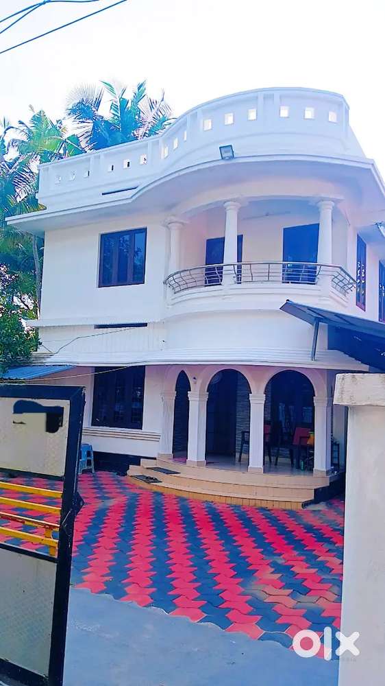 ചേർത്തല ടൗണിന്റെ ഹൃദയ ഭാഗത്ത്‌ 4 bhk  1.15 Cr