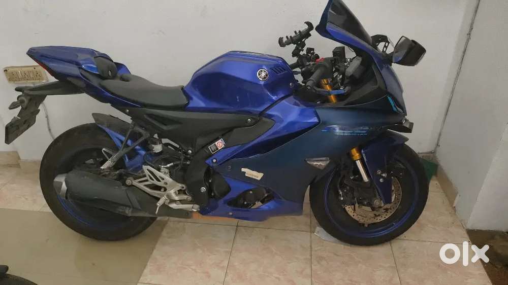 Yamaha r15 v4 second owner brand new condition