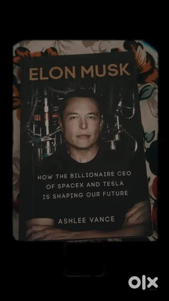 Book about ELON MUSK's remarkable life story.