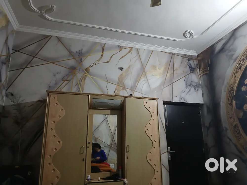 Hmare showroom main sfai+pani pilane ke liye aunty ya ladka 18 yrs age