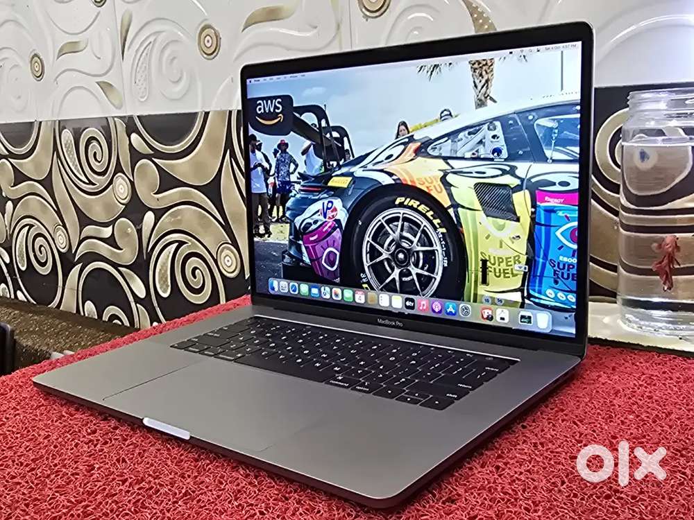 Apple Macbook Pro i9 16gb 512gb 5.5gb GRAPHICS 15inch Retina Touchbar