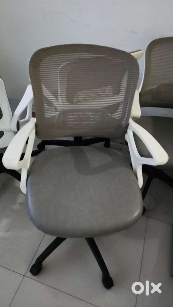 Office new like chair and table for sale
