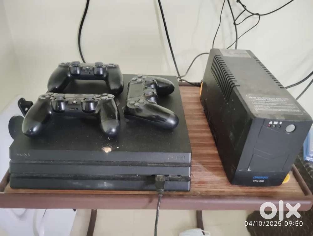 PS4 PRO CONSOLE, 3 CONTROLLERS, UPS, GAME CD, USB CABLE