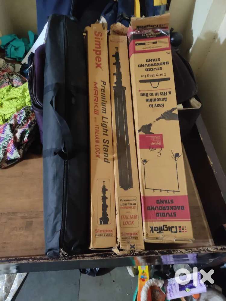 Sun guns and green screen kit with one mobile tripod