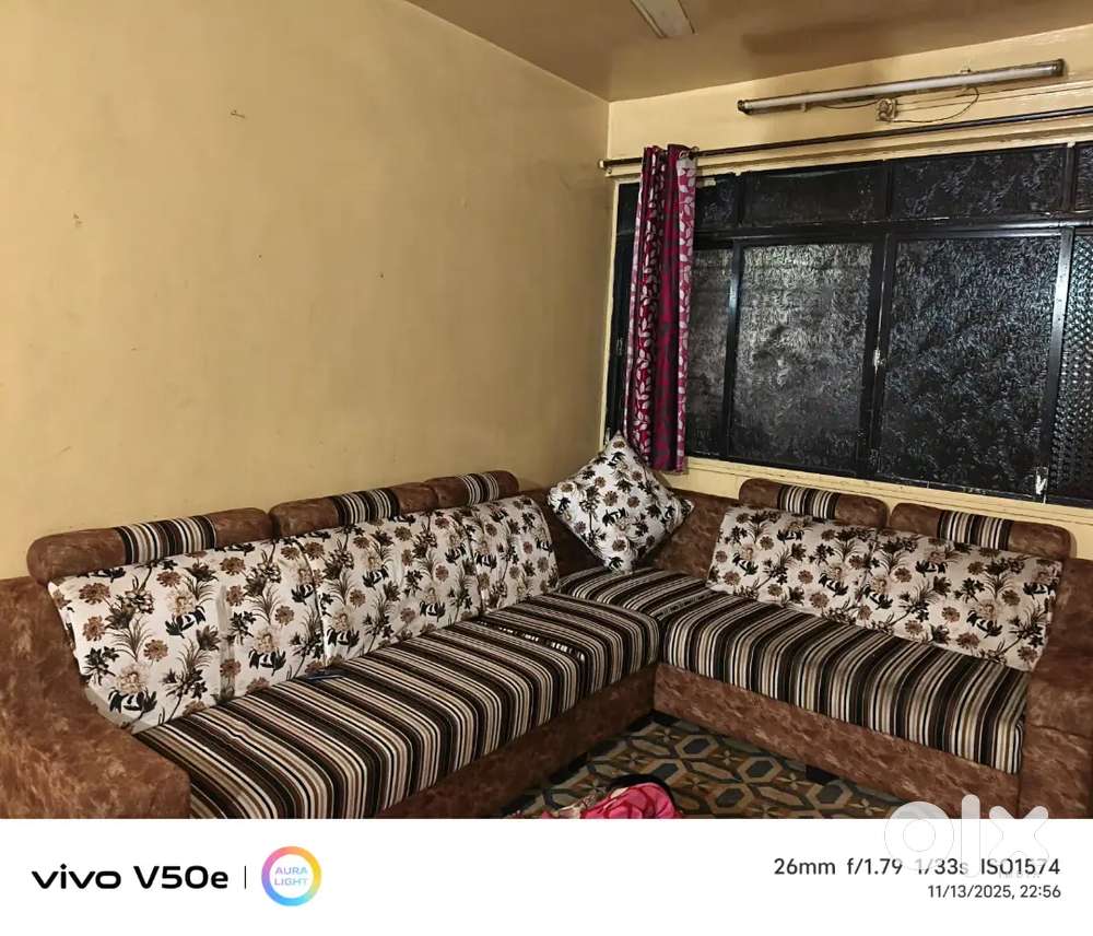 सोफासेट  6 सीटर आणि डायनिंग टेबल 8 सीटर