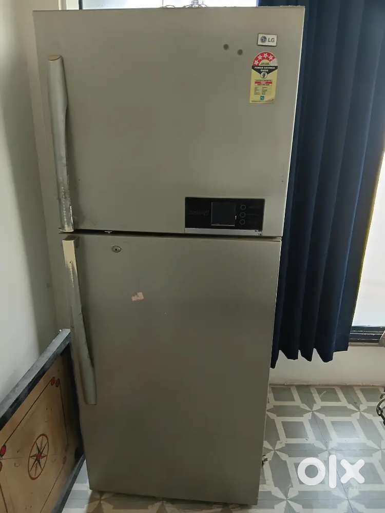 Double door refrigerator