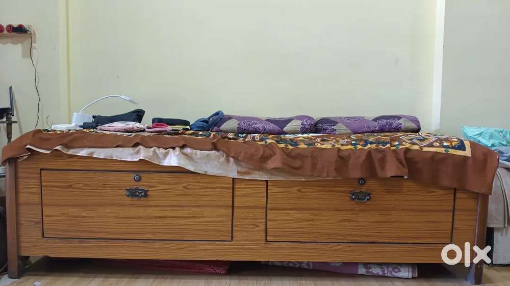 Wooden Diwan with Spacious Storage – 6ft Length, Excellent Condition