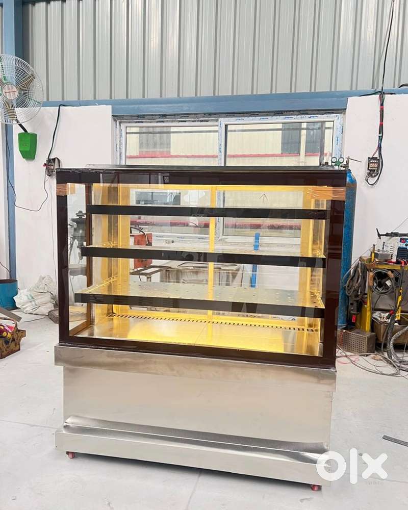 Display counter with inbuilt fridge