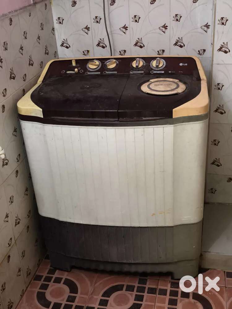 Fridge, washing machine and bed to sell