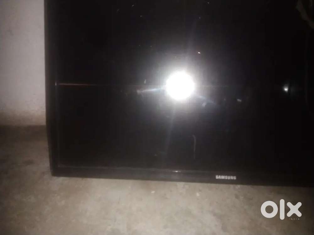 Meri tv ka display crack hai is tv ka remote bhi nhi hai