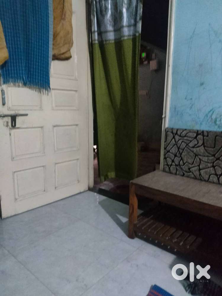 Single room available for girls and boys near sayaji hotel and tp