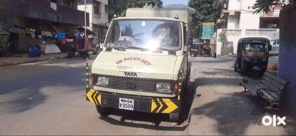 Towing Van with lifting machine for sale