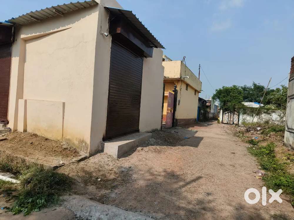 सकरी बिलासपुर में मेन रोड से 30 मीटर की दूरी पर मकान + दुकान बेचना है