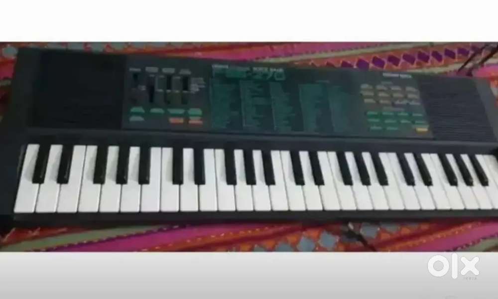 YAMAHA synthesizer 49 keys.