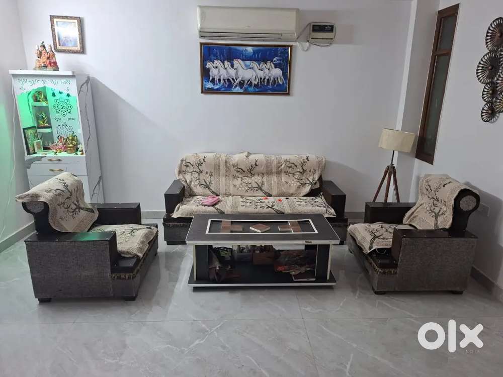 5 seater sofa with center table