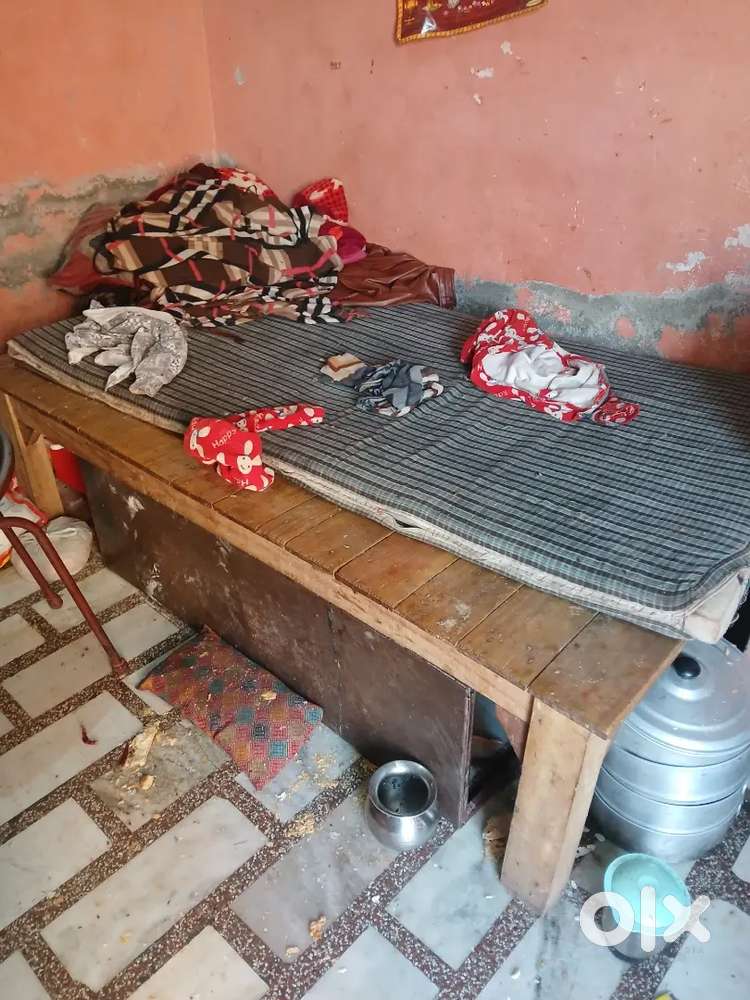 Takhat he kud ka banaya huaa