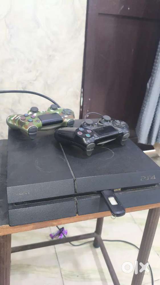 PlayStation 4  2 controler GTA 5 and also game already in