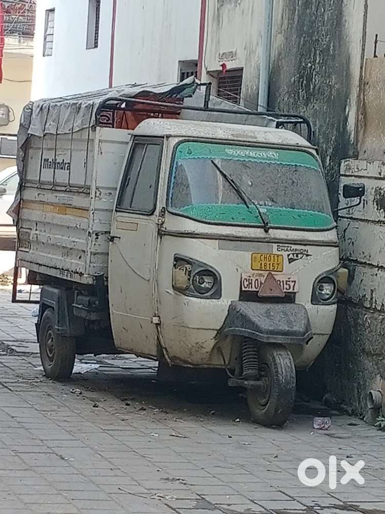Mahindra Champion Alfa Heavy Auto loading