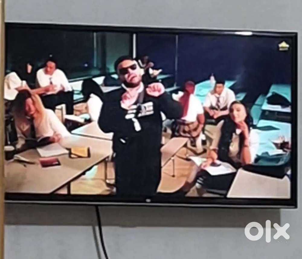 MI LED 2 YEAR OLD RUNNING SUPERB CONDITION 4000 ONLY