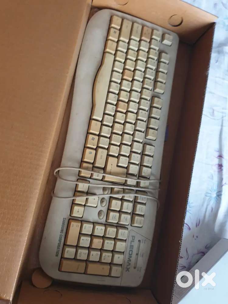 SELLING KEYBOARD IN CHEAP RATE  one keyboard price is 300 ,.