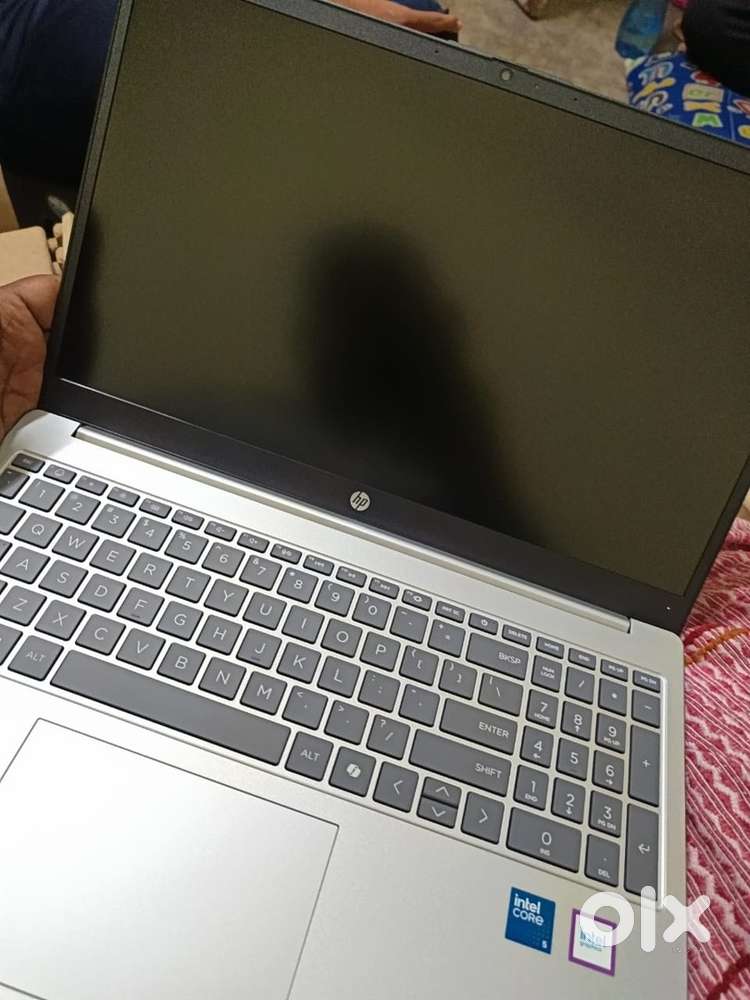 HP laptop i5 with bag. I purchesd on 18-10-25 .with bills