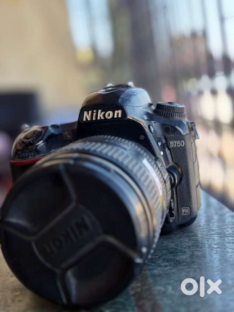 Nikon 750 Camera body with battery with lens