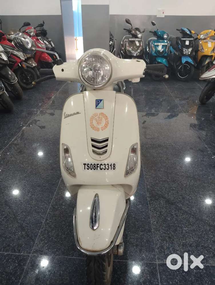 Piaggio vespa 2016 model white color in excellent condition