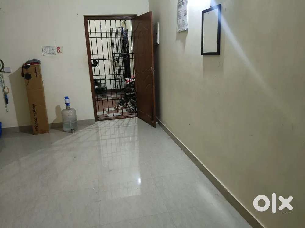 Female roommates needed