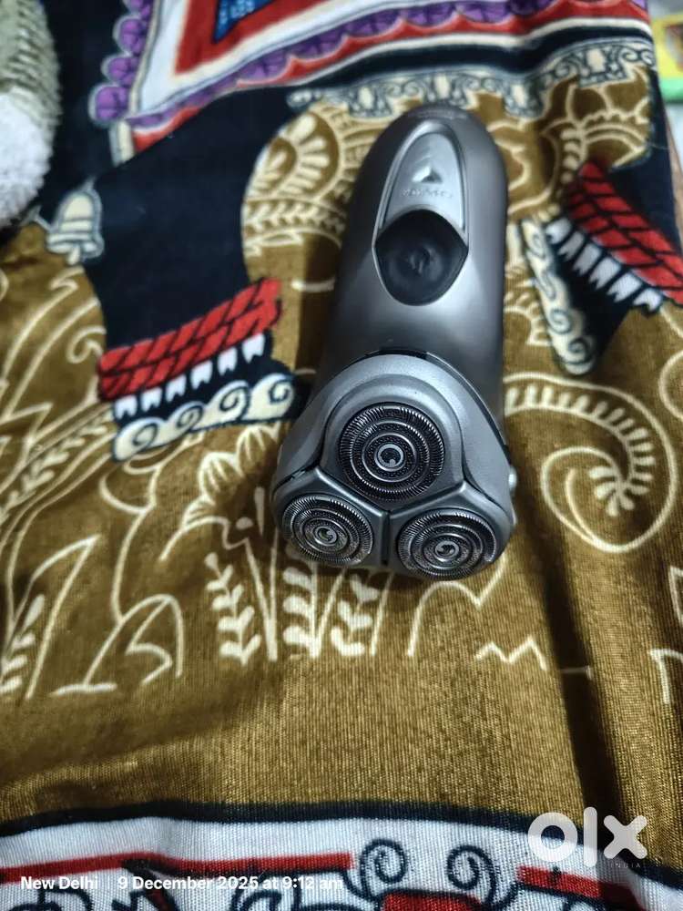 Philips razor and tumor 2 in 1 good condition only 3 years old