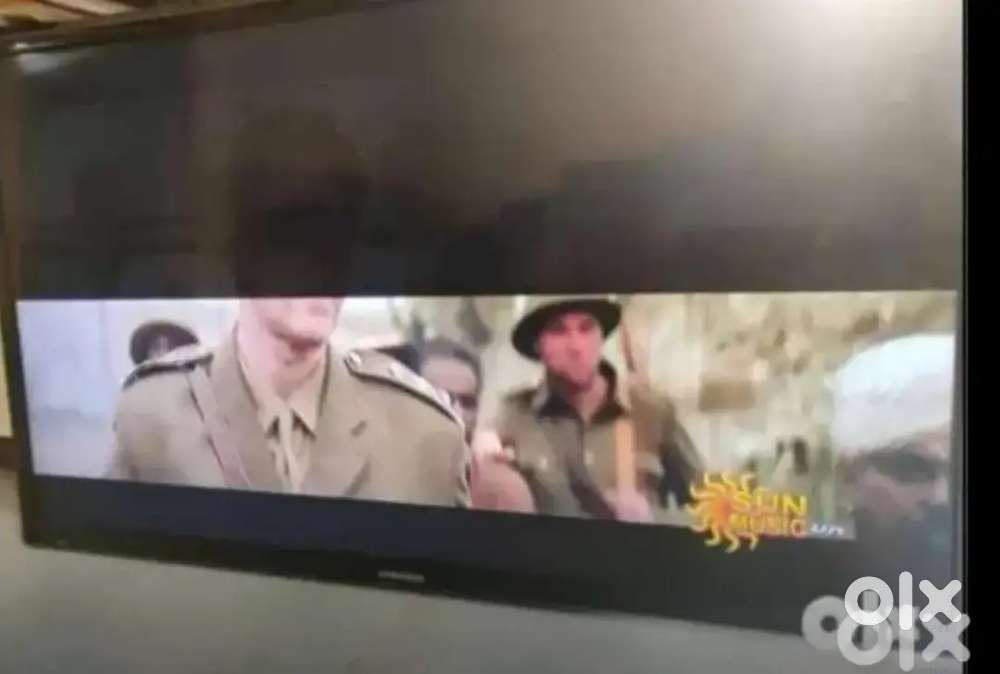 Not working 32  LED TV - 2 Nos. LG display broken, Samsung half view