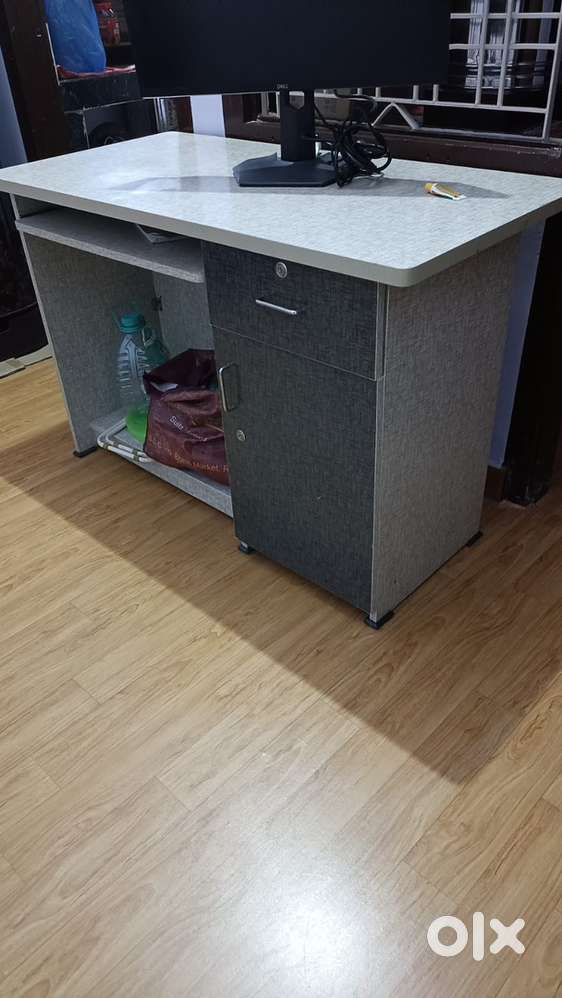 Office table and chair set