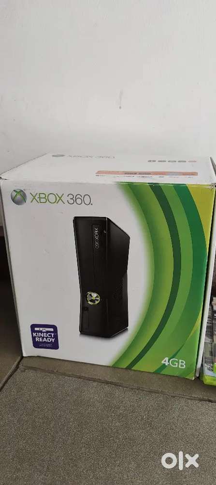 Selling Xbox 360 with 2 controller and 15 original games cds and box