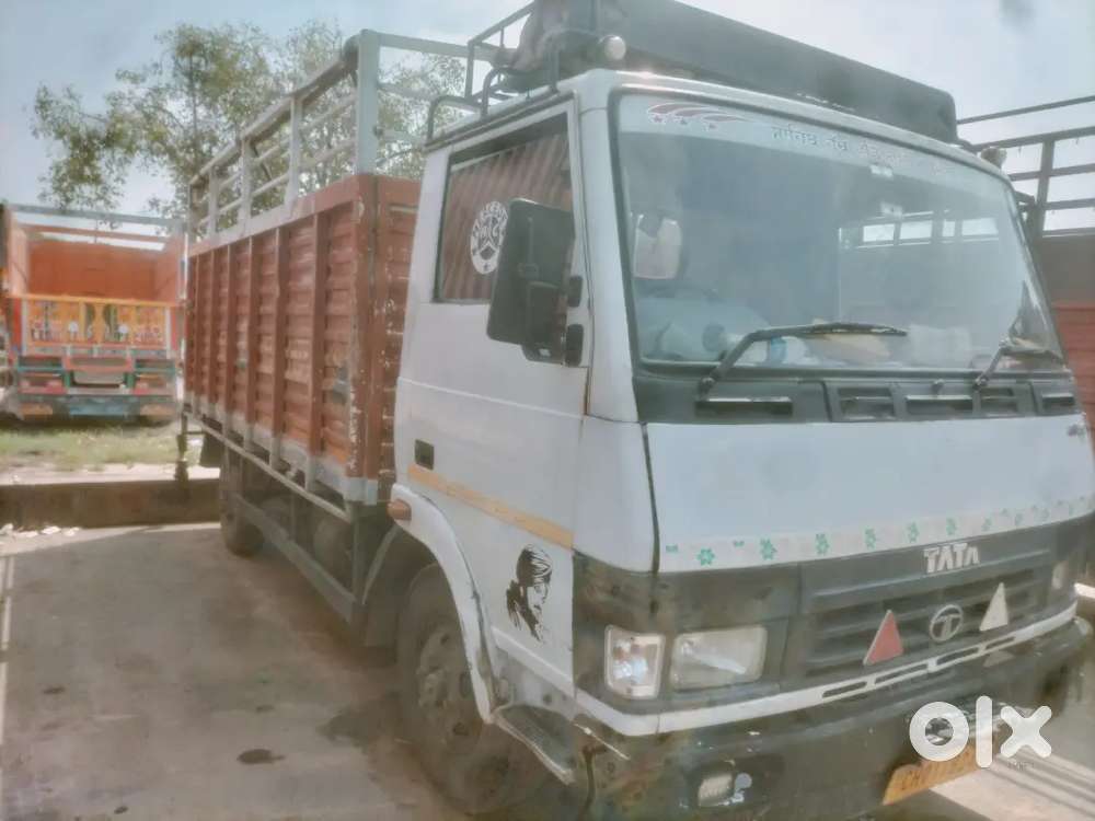 Tata 14feet center driver