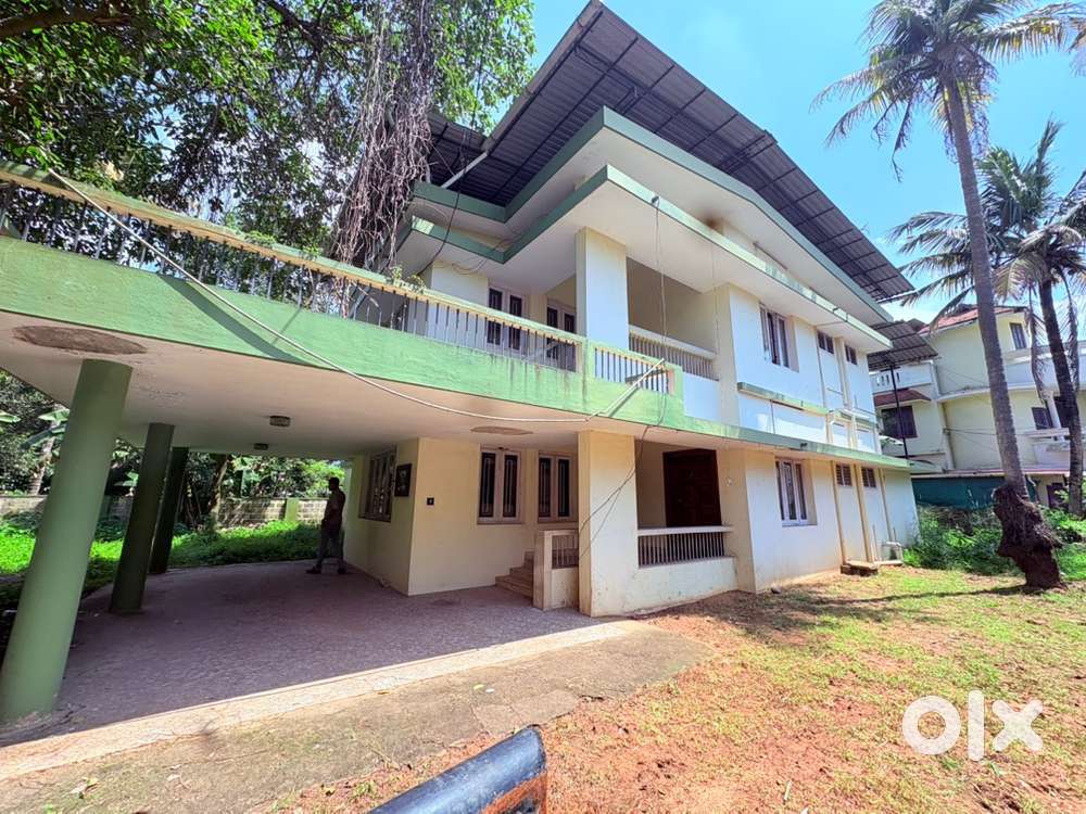 PALARIVATTOM 13 CENT OLD HOUSE FOR SALE PER CRNT 17 lakh