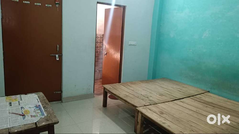 One room set available in 2 bhk flat girls only