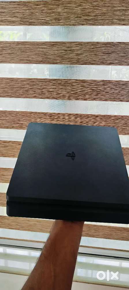 PS4 SLIM Very less used