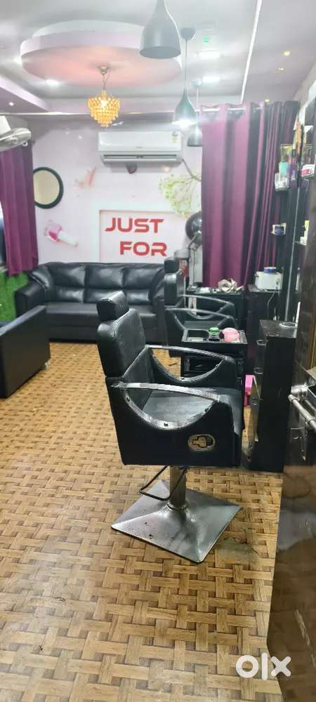 Beauty parlour with furniture