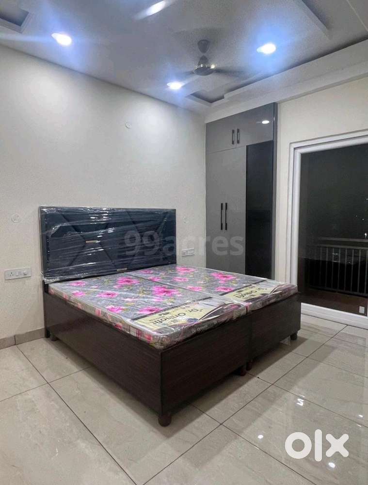 1room in 2bhk flat for rent only for girls