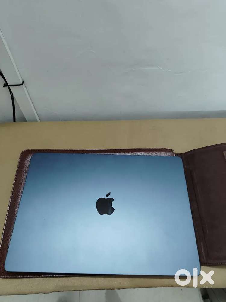 MacBook Air M3 16 GB RAM 256 GB storage Midnight Colour
15 inch