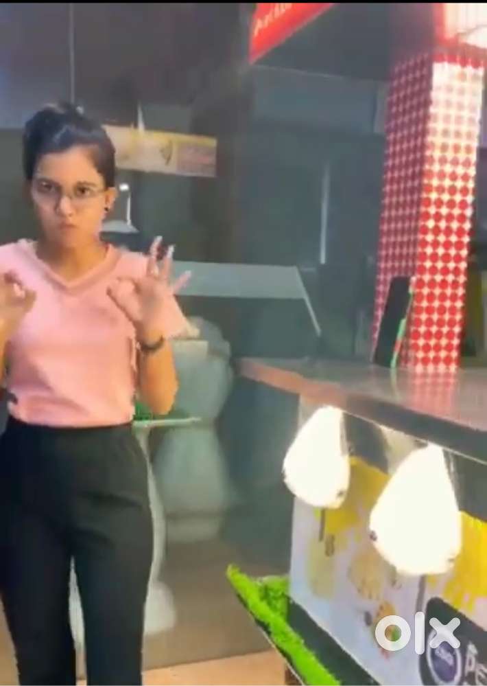 Girls Only ककोड़ पानीपुरी Shop पर खड़ा होना है 6 से 11 मेले में