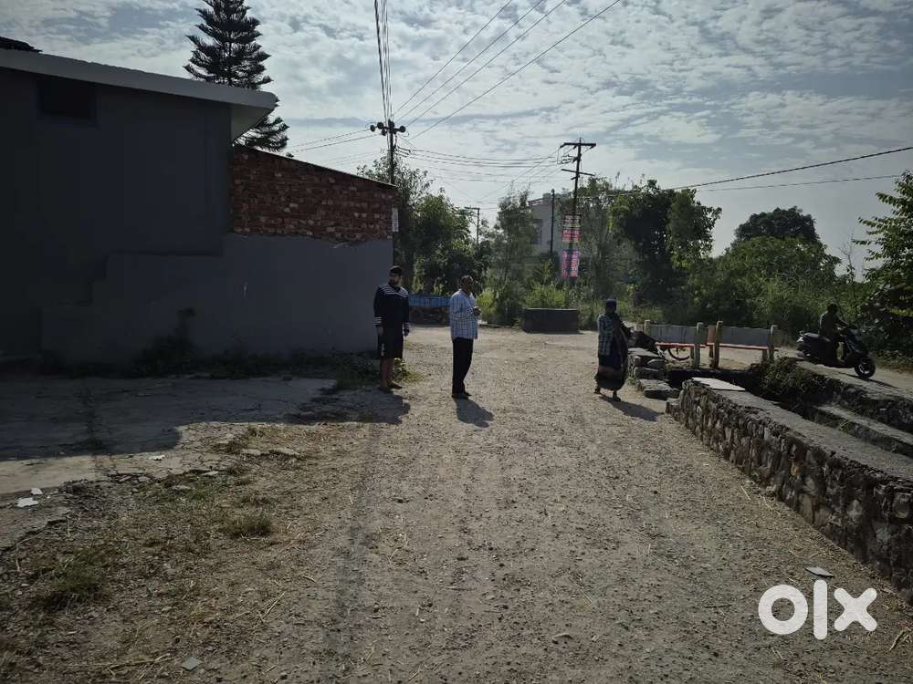 325 gaz plot for urgent sale on 15ft road in Bhaniyawala.