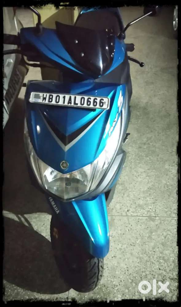 Scooty Yamaha Ray ZR in colour cyan