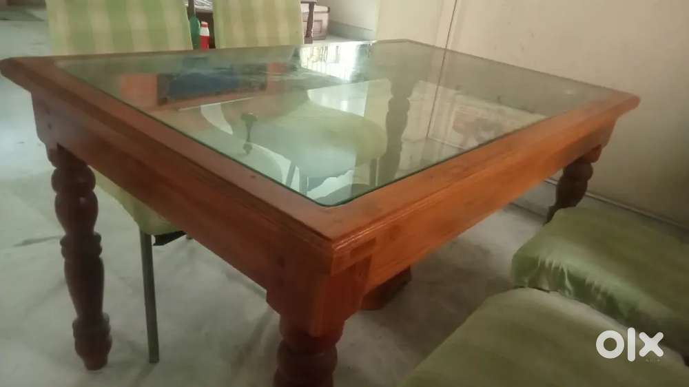 New 4-6 Seater Dining Table With Dining Chairs