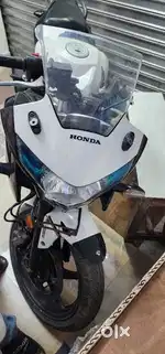 WHITE AND BLACK CBR 250R